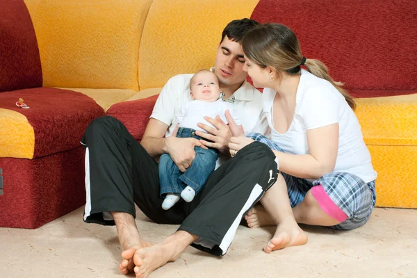幸福的家庭-母亲、 父亲和孩子 — 图库照片
