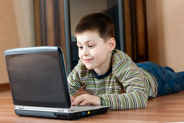 Junge spielt Computerspiel — Stockfoto