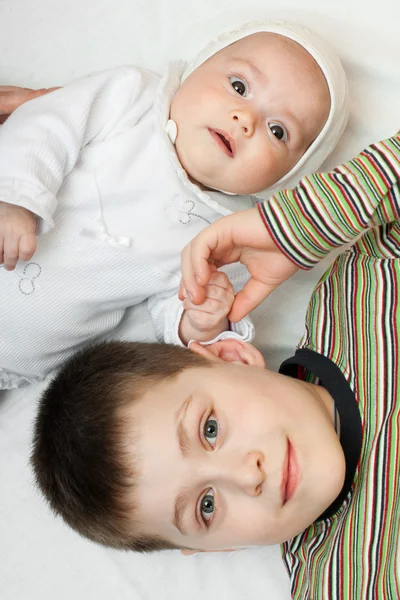 Bebé pequeno com irmão — Fotografia de Stock