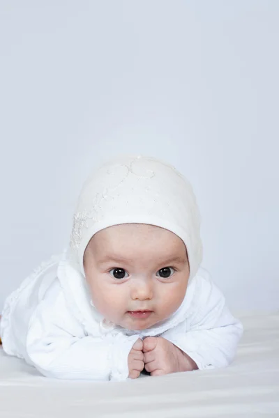 Portrait de bébé fille sur blanc — Photo