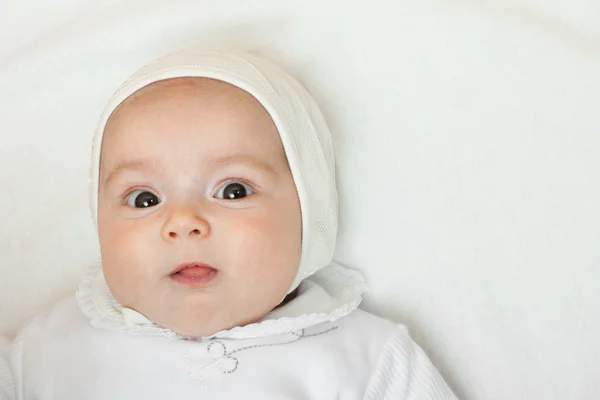 Baby girl portrét na bílém pozadí — Stock fotografie