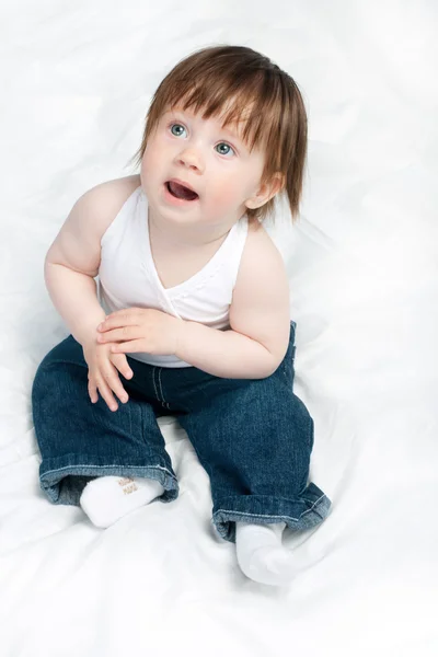Baby flicka stående på vit — Stockfoto