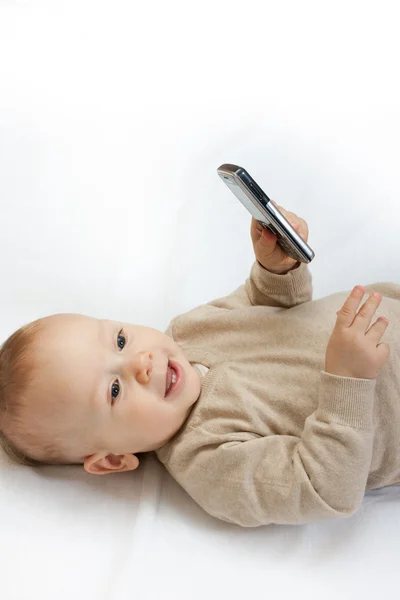 Маленький мальчик с мобильным телефоном — стоковое фото