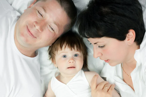 Familie home - vader, moeder, dochter — Stockfoto