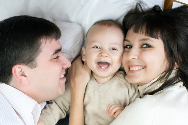 Boldog család - apa, anya és a baba Stock Kép
