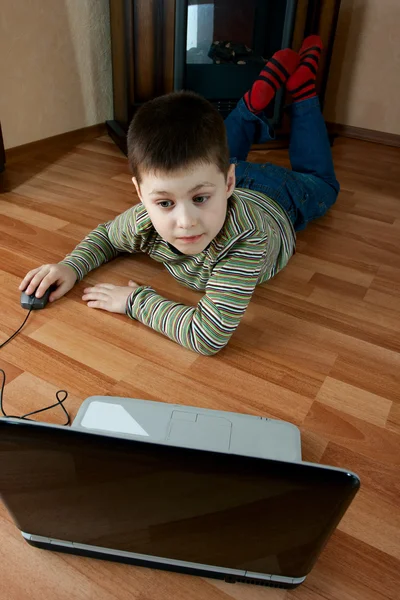Мальчик играет в компьютерные игры — стоковое фото