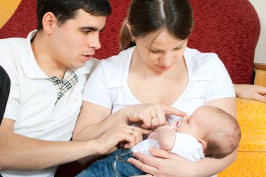 mutlu bir aile - anne, baba ve bebek