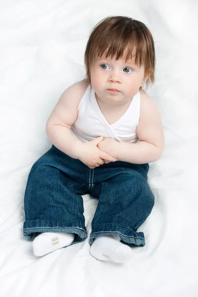 Retrato de menina bebê no branco — Fotografia de Stock