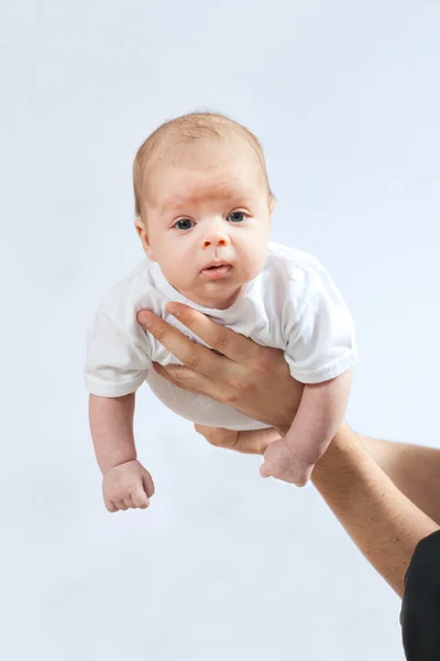 Pequeno bebê nas mãos do pai — Fotografia de Stock