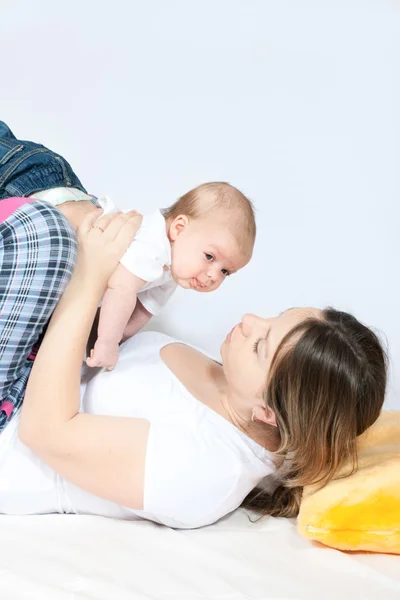 Familia feliz - madre y bebé —  Fotos de Stock