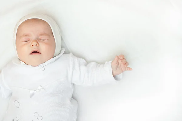 Baby flicka stående på vit — Stockfoto