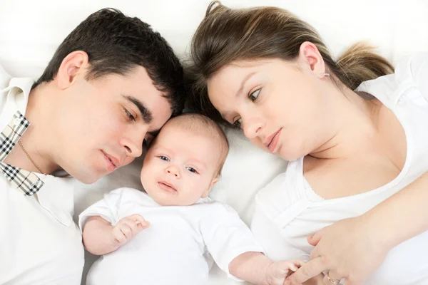 幸せな家族の母親、父親と赤ちゃん — ストック写真