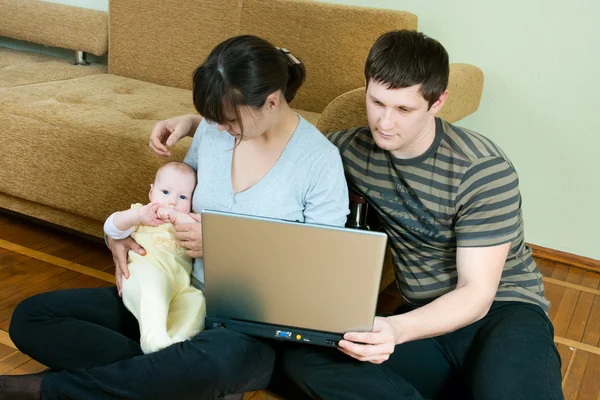 Šťastná rodina s notebookem — Stock fotografie