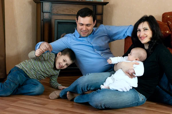 Familia feliz en el piso —  Fotos de Stock