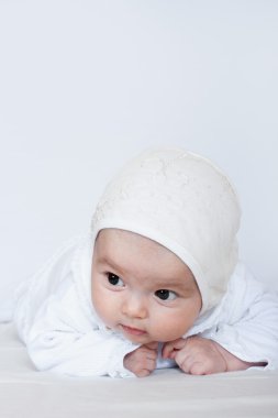 Bebek kız portre üzerinde beyaz