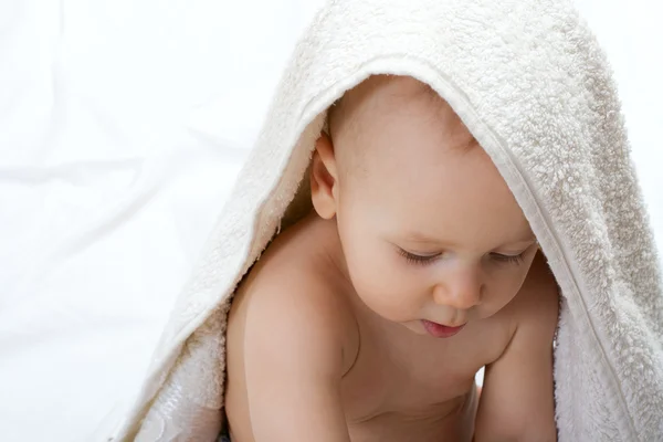 Babyporträt mit Handtuch — Stockfoto