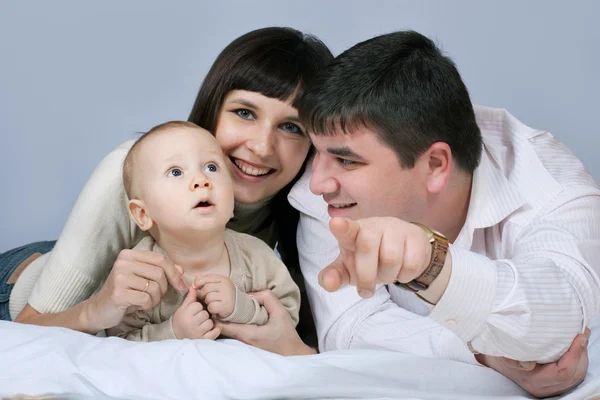 Gelukkige familie - vader, moeder en baby — Stockfoto