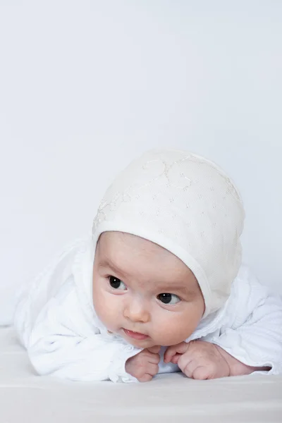Portrait de bébé fille sur blanc — Photo