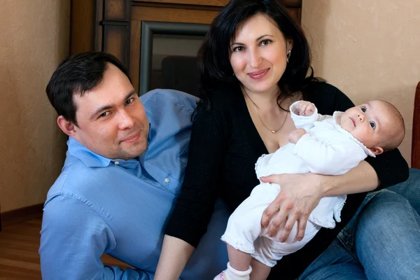 Familia feliz - padre, madre, bebé —  Fotos de Stock