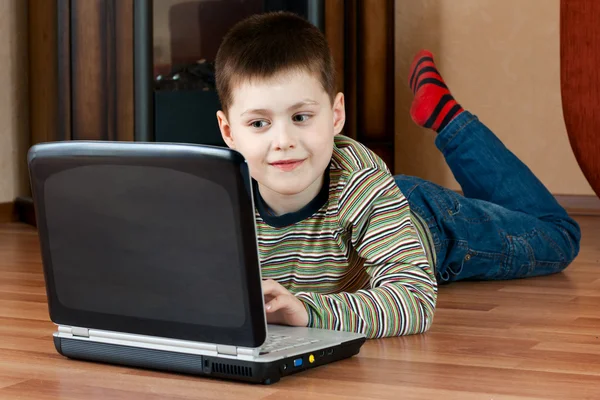 Хлопчик грає в комп'ютерну гру — стокове фото