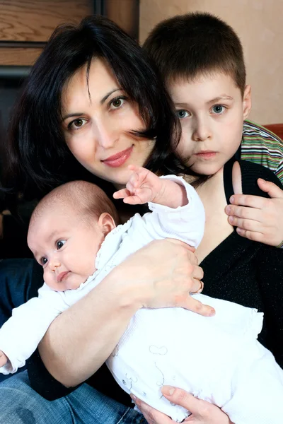 Familia feliz - padre, madre, bebé —  Fotos de Stock
