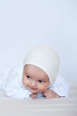 Bebek kız portre üzerinde beyaz