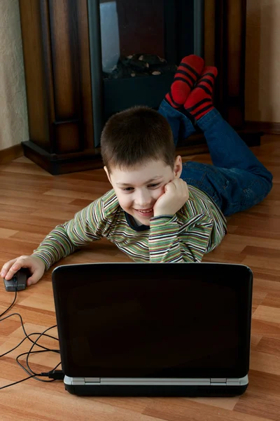 Αγόρι παιχνίδι υπολογιστή — Φωτογραφία Αρχείου