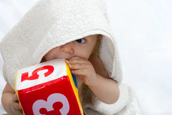Baby porträtt med handduk — Stockfoto
