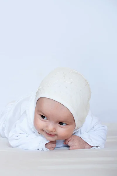Baby meisje portret op wit — Stockfoto
