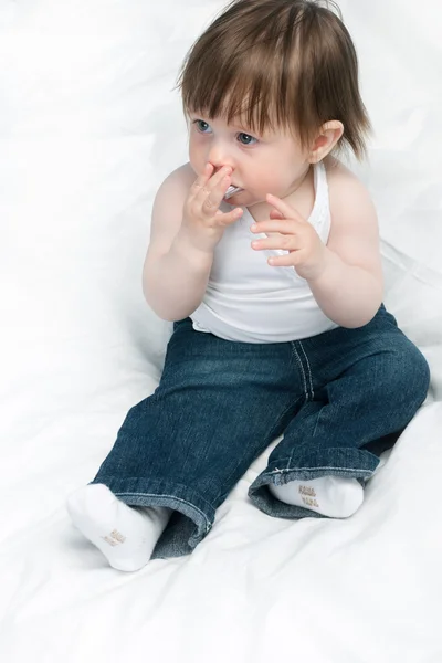 Baby meisje portret op wit — Stockfoto