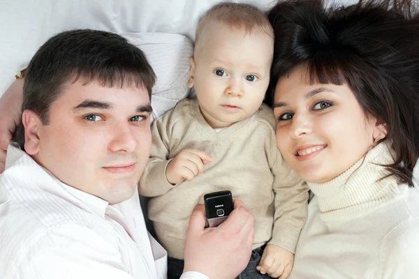 Šťastná rodina - otec, matka a dítě — Stock fotografie