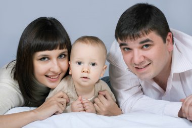 mutlu bir aile - baba, anne ve bebek