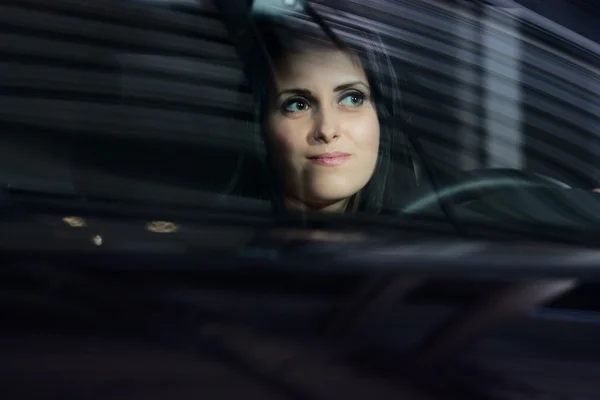 Ung vacker kvinna som kör bil — Stockfoto