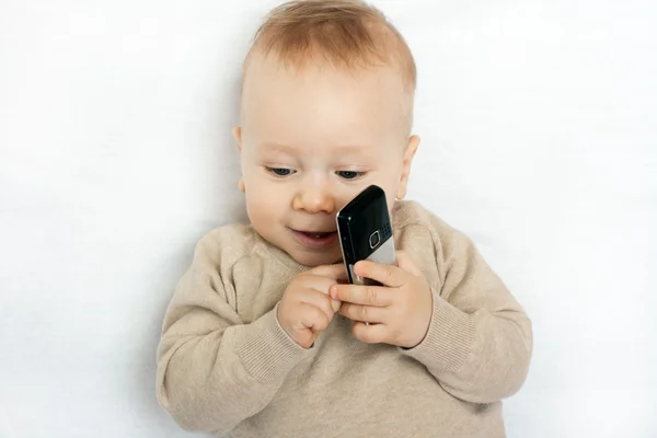 Cep telefonu olan küçük çocuk. — Stok fotoğraf