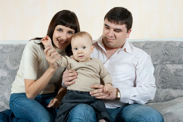 Счастливая семья - отец, мать и ребенок — стоковое фото