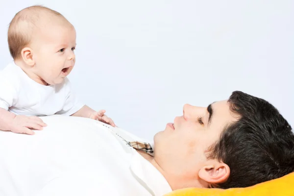 Mutlu bir aile - baba ve bebek — Stok fotoğraf