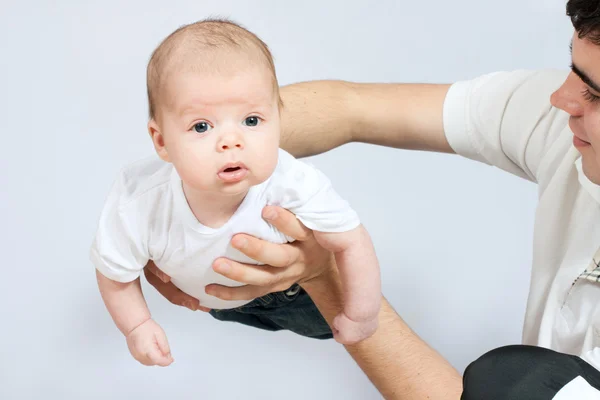 Pequeño bebé en las manos del padre —  Fotos de Stock