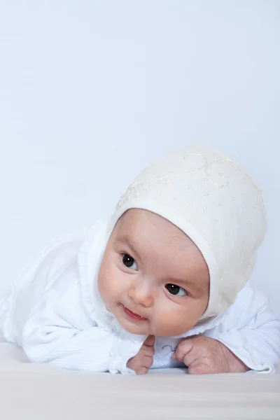 白の赤ちゃんの少女の肖像画 — ストック写真