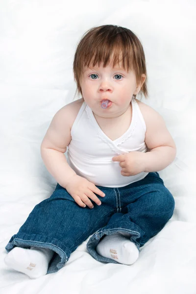 Baby girl portrét na bílém pozadí — Stock fotografie