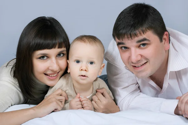 Boldog család - apa, anya és a baba Stock Kép