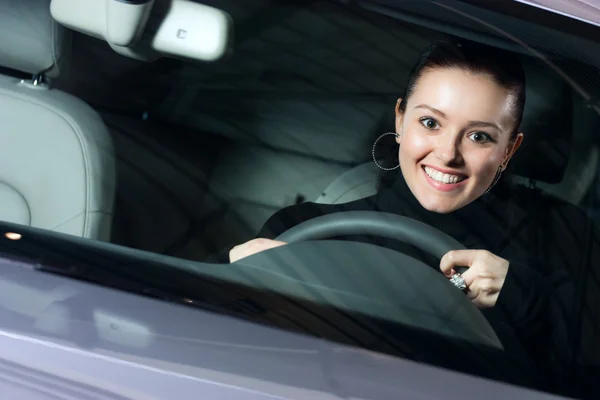 Fiatal csinos nő, autó vezetés Stock Kép