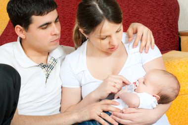 mutlu bir aile - anne, baba ve bebek