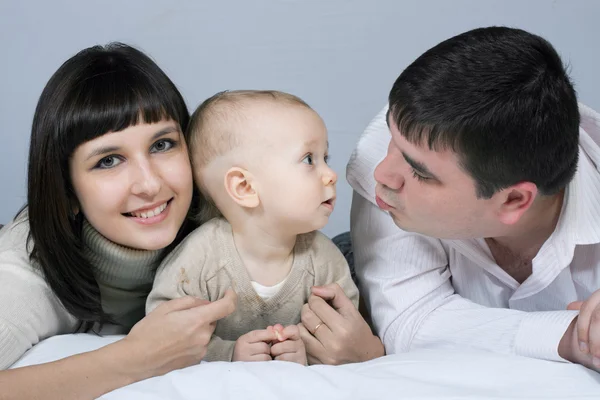 Щаслива сім'я - батько, мати і дитина — стокове фото