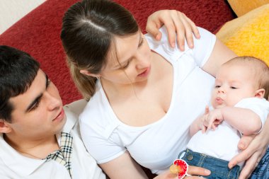 mutlu bir aile - anne, baba ve bebek