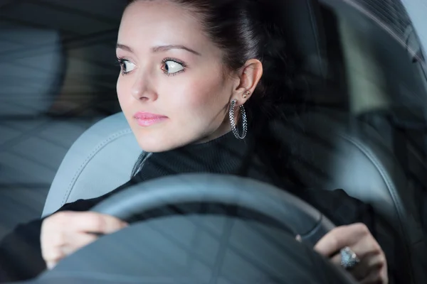 Jonge mooie vrouw rijden auto — Stockfoto