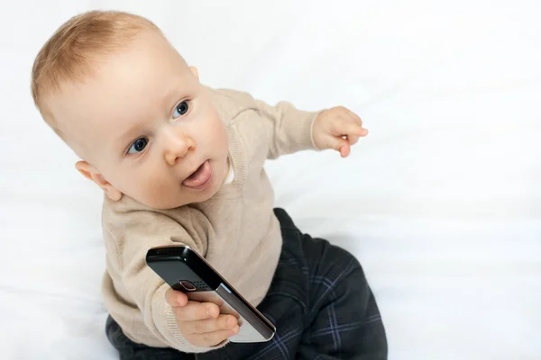 Malý chlapec s mobilním telefonem — Stock fotografie
