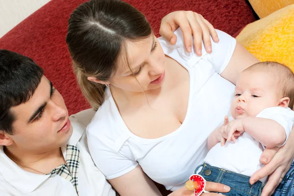 Mutlu bir aile - anne, baba ve bebek — Stok fotoğraf