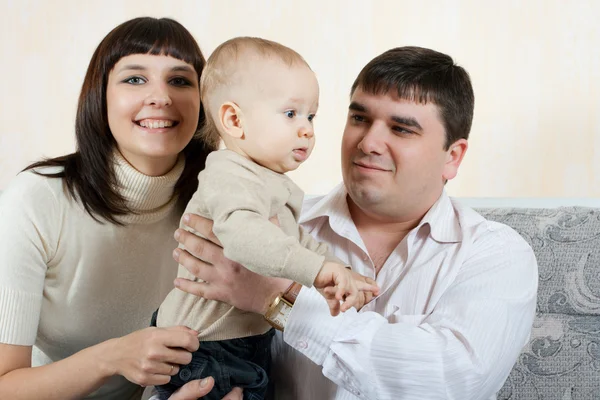 Boldog család - apa, anya és a baba — Stock Fotó