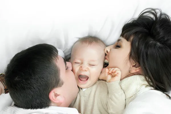 Familia feliz - padre, madre y bebé —  Fotos de Stock