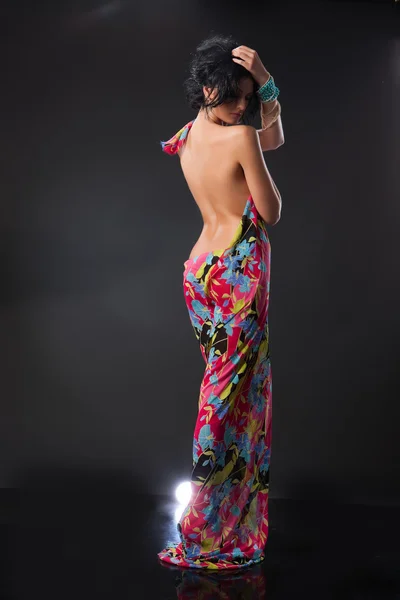 Jeune femme avec tissu coloré — Photo
